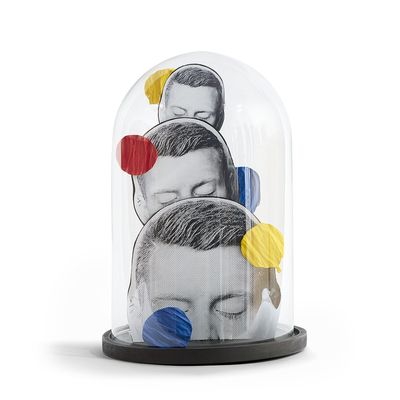 une photo d'une cloche en verre dans laquelle on voit un homme et une femme