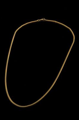 un collier en or sur fond noir