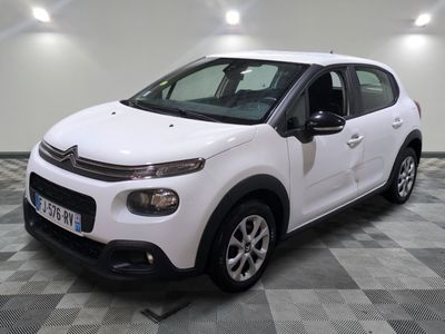 la citrole blanche est garee sur un carrelage en damier