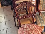 le nombre de chaises alignées dans une pièce
