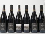 six bouteilles de vin sont alignées sur une table