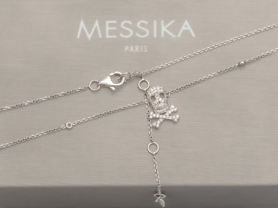 un gros plan sur une boîte contenant un collier et un bracelet
