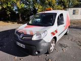 une camionnette blanche ornée d'une bande rouge et blanche, garée sur un parking