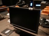 un écran d'ordinateur posé sur un bureau dans une pièce