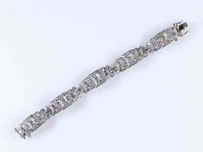 bracelet en métal argenté orné d'un motif de fleurs et de feuilles