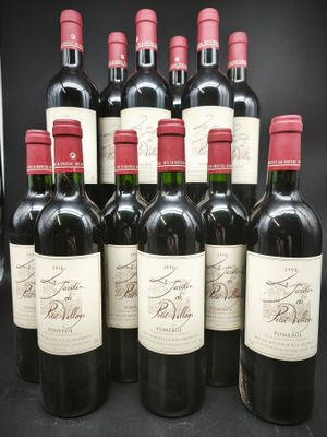 six bouteilles de vin rouge sont alignées sur une table