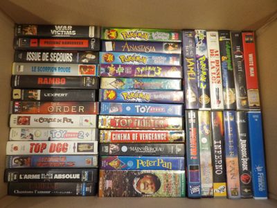 beaucoup de jeux vidéo dans une boîte en carton