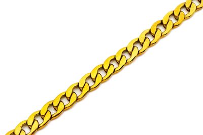 un bracelet en chaîne en or sur fond blanc