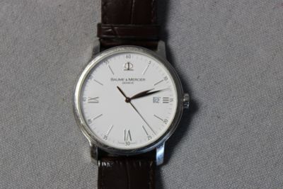 gros plan d'une montre-bracelet sur une table