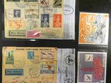 plusieurs types de timbres sont présentés sur une surface noire