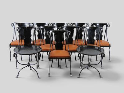 six chaises et une table dans une pièce sur fond blanc