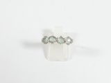 une image représentant une bague sertie de trois pierres