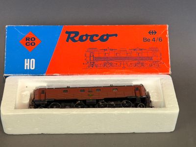 une boîte avec un train dessus et une boîte avec un train dessus