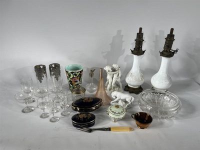 beaucoup d'objets en verre qui se trouvent sur la table
