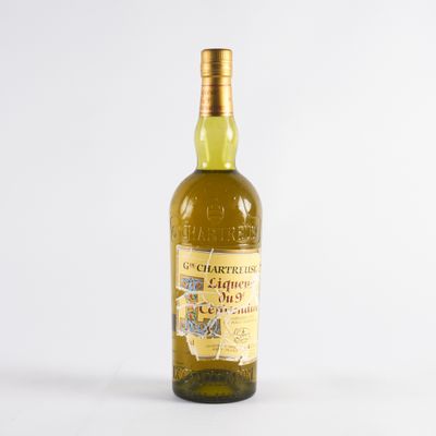 une photo d'une bouteille de whisky posée sur une surface blanche