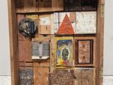 une photo d'une boîte en bois contenant de nombreux objets différents