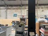 une photo d'une pièce où l'on voit de nombreux appareils électroniques posés sur la table