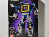 une boîte de Lego sur laquelle figure l'image d'un Transformer