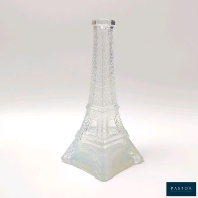 un vase en verre transparent surmonté d'une tour