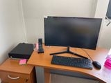 un bureau d'ordinateur équipé d'un clavier, d'une souris et d'un écran