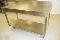 Table rectangulaire en inox à 2 plateaux, dosseret et roulet… (photo 2)