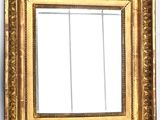 une photo d'un miroir accroché au mur