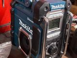 a radio that is sitting on top of a table