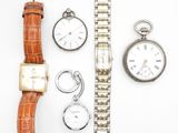 un assortiment de montres et une montre-bracelet posées sur un fond blanc