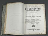 un livre ouvert avec un titre en noir et blanc