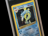 une image d'une carte Pokémon dans un étui en plastique