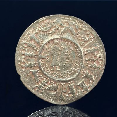 une image représentant une pièce d'argent sur laquelle figure le portrait d'un homme