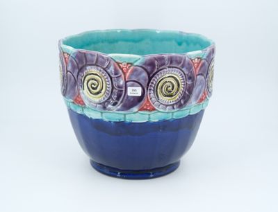un bol bleu avec un motif à l'intérieur