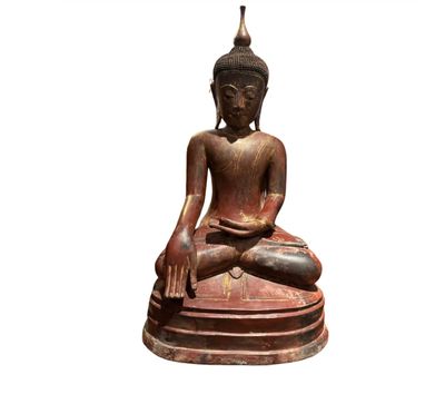 statue représentant une personne assise en position du lotus sur un fond blanc