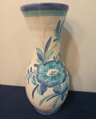 Vase en porcelaine polychrome à décor d'une fleur et feuilla…