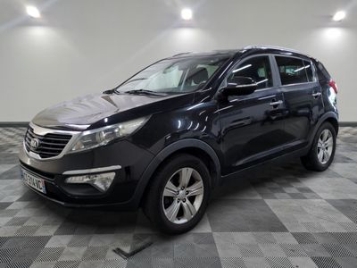 le 4x4 noir est garé sur un carrelage à carreaux