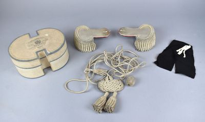 Plusieurs objets, dont un chapeau, un sac à main et d'autres articles, sont posés sur une table