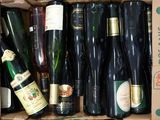 plusieurs bouteilles de vin dans une caisse sur la table