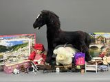 un cheval noir debout au sommet d'un tas de jouets