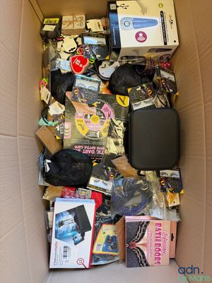 une boîte en carton remplie d'appareils électroniques et d'autres articles assortis