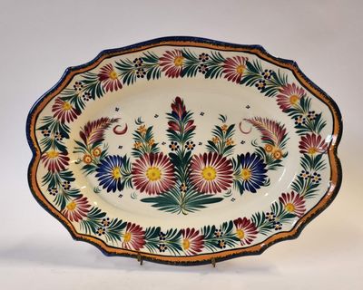 l'image d'une assiette décorative ornée de fleurs