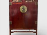 une armoire rouge munie d'une porte et d'une horloge