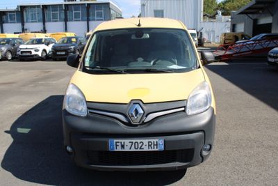 une camionnette jaune et noire garée sur un parking