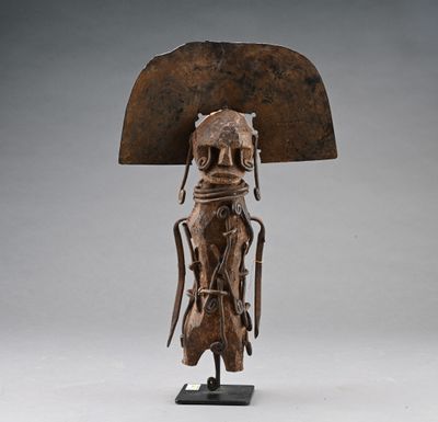une statue en bronze représentant une femme coiffée d'un grand chapeau