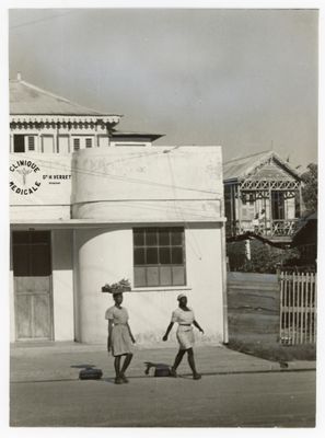 photographie en noir et blanc de deux femmes marchant dans la rue