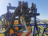 une image montrant un gros plan d'une machine dans un champ
