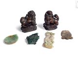 un grand nombre de petites figurines posées sur une table