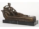 une image représentant une statue en bronze d'une femme assise sur un canapé