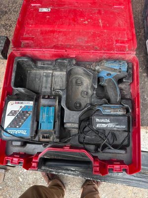 une boîte à outils rouge avec des outils sur le sol