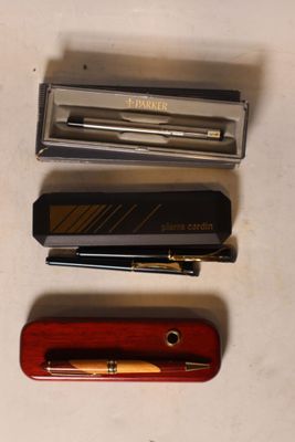 Lot de stylo dont - un Parker à bille (dans son étui et boît…