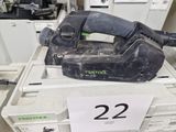 une photo d'une ponceuse filaire posée sur une boîte
